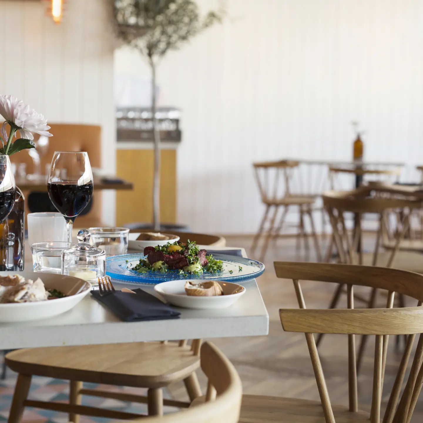 Två rätter serverad i en restaurang med trästolar