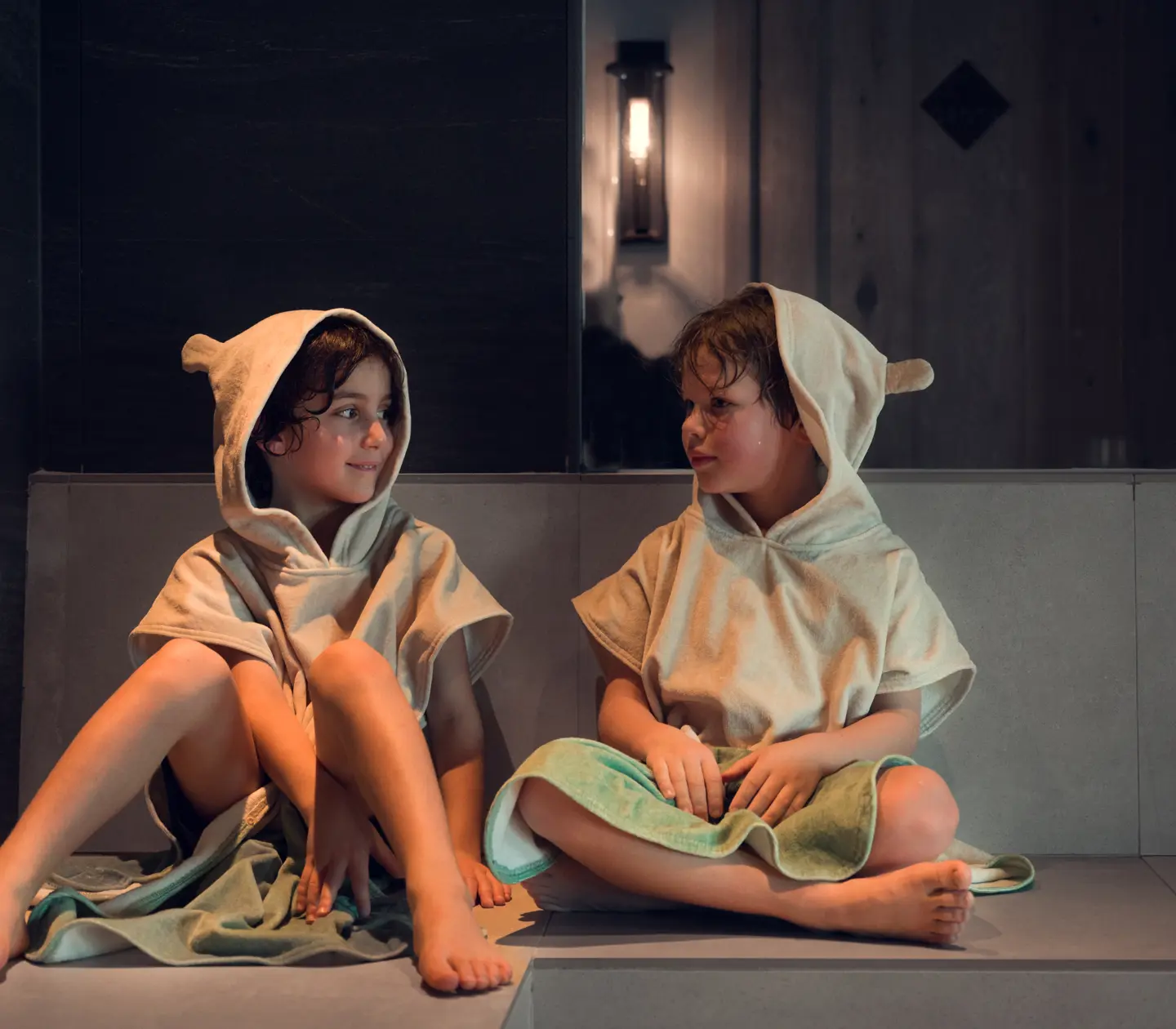Två barn på spa