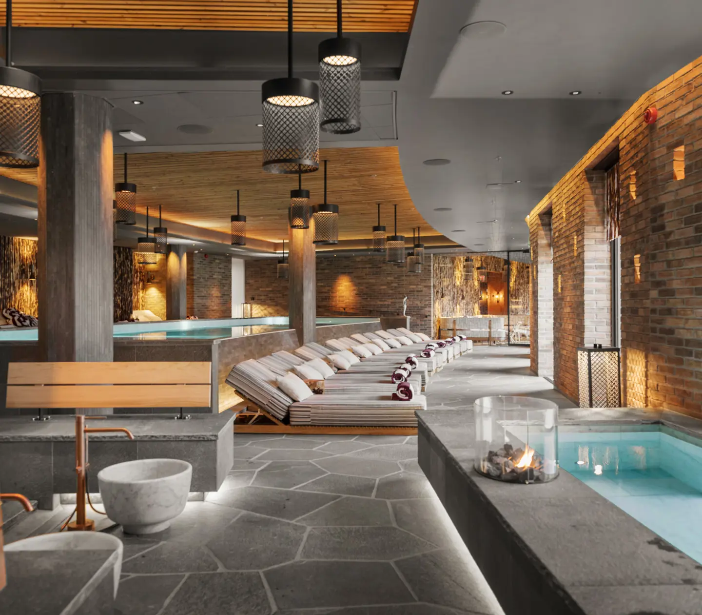 Pool och solsängar i ett spa