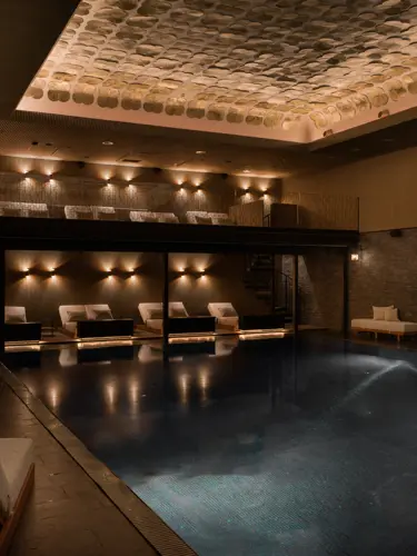 Bäddar framför pool