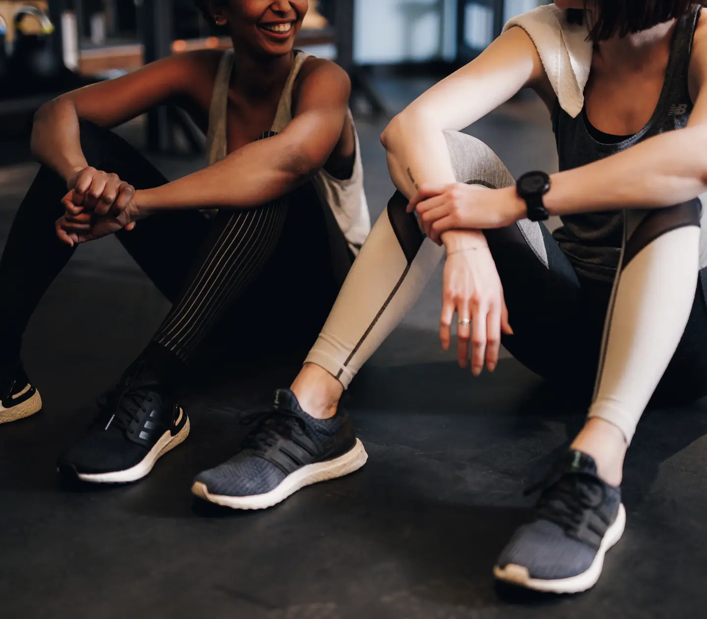 Två kvinnor sittandes i gym
